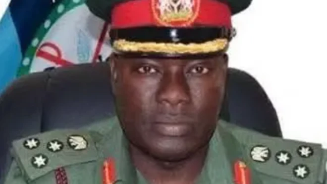 Ọgagun fẹyinti Rabe Abubakar wọ aṣọ ologun