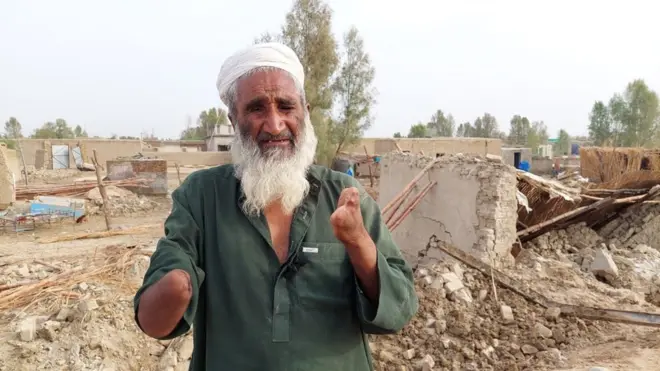 دونوں ہاتھوں اور آنکھوں سے معذور تاج محمد کہتے ہیں کہ لوگوں کے عطیات اور امداد سے جو گھر مشکل سے بنایا تھا، اب وہ بھی نہیں رہا