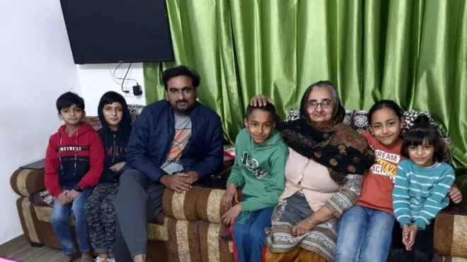 વરસો બાદ પોતાના પરિવાર સાથે શાહઝેબ (વૃદ્ધ દાદીની બાજુમાં)