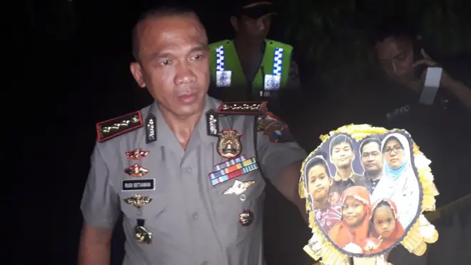 Kapolrestabes Surabaya Kombes Pol Rudi Setiawan menunjukkan foto keluarga Dita Supriyanto saat penggerebekan rumah terduga teroris di kawasan Wonorejo Asri, Rungkut, Surabaya, Jawa Timur, Minggu (13/5).
