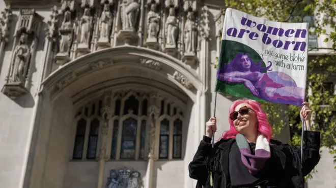 Женщина с плакатом у здания суда