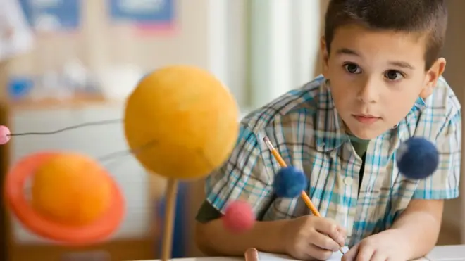 Un niño estudiando. 