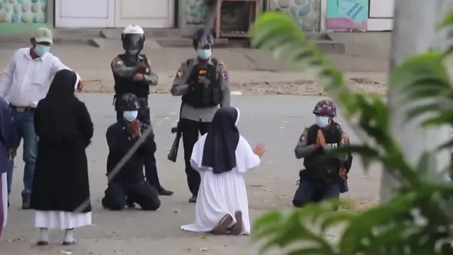 ये नन पुलिसवालों से बल प्रयोग न करने की गुज़ारिश कर रही थीं.