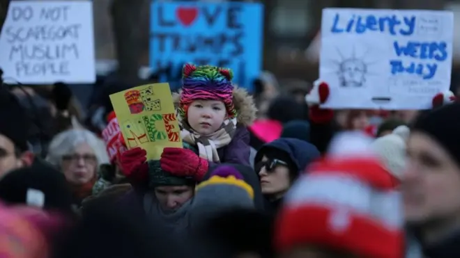 လူတွေအပေါ် ကောင်းကောင်း ဆက်ဆံဖို့ ထရမ့်ကို တောင်းဆိုတဲ့ ကလေးငယ်။