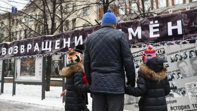 Мужчина с двумя детьми на акции "Возвращение имен"