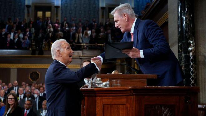 Joe Biden saluda a Kevin McCarthy el 7 de febrero de 2023, antes de dar su discurso anual del Estado de la Unión ante el Congreso.