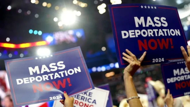 شعار برای اخراج دستهجمعی مهاجران از شعارهای ثابت همایشهای انتخاباتی ترامپ است