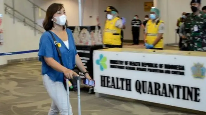 Penumpang pesawat di Bandara Ngurah Rai Bali