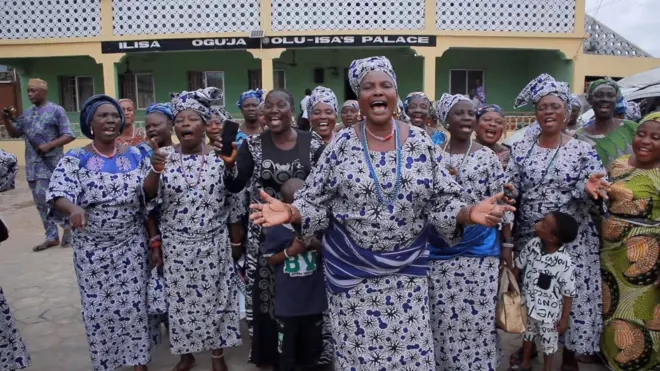 Awọn obinrin Osugbo to n ṣe iwọde. Wọn wọ aṣọ ankara oriṣi kan naa, wọn si we gele lasiko ti wọn duro niwaju aafin Olu-Isa