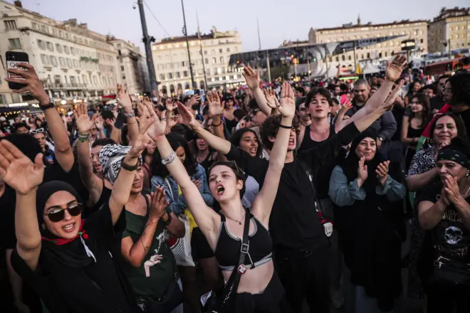 Seçim sonucunu Paris'teki Cumhuriyet Meydanı'nda kutlayan aşırı sağ karşıtı Fransızlar