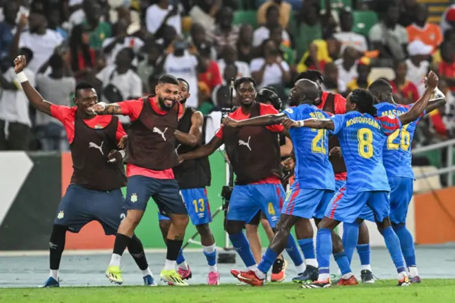 L'attaquant de la RD Congo, Yoane Wissa célèbre avec ses coéquipiers après avoir marqué le deuxième but de son équipe sur penalty lors du quart de finale de la Coupe d'Afrique des Nations (CAN) 2024 entre la RD Congo et la Guinée au stade Alassane Ouattara à Ebimpe, Abidjan, le 2 février 2024.