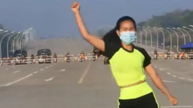 Khing Hnin Wai dancing