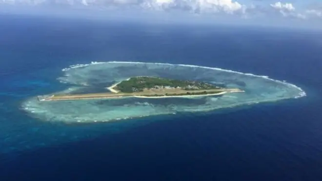 දකුණු චීන මුහුදේ ගල්පර අවට මුහුද ගොඩකර කෘත්‍රිම දූපත් තනා චීනය විසින් හමුදා ස්ථානගත කරනු ලැබීම