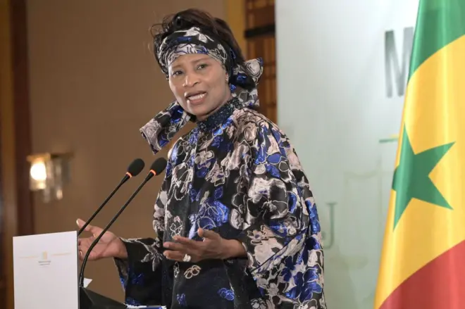 La ministre sénégalaise de la Justice, Aissata Tall Sall, s'exprime lors d'une conférence de presse à Dakar le 20 février 2024.