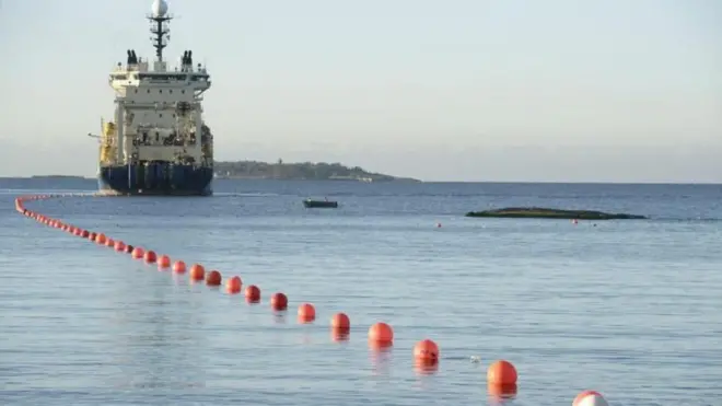 12 ऑक्टोबर 2015 रोजी घेतलेल्या या फोटोमध्ये सी-लायन 1 पाणबुडी दूरसंचार केबल दिसत आहे.