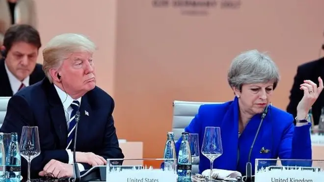 Mme May ne voit "aucune équivalence entre ceux qui ont des opinions fascistes et ceux qui s'y opposent".