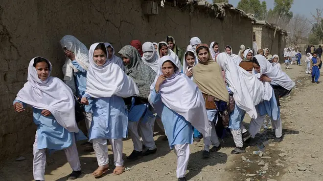 ورځپاڼه وايي له څلورو لسيزو راهيسې افغان ماشومان پاکستان کې زده کړې کوي، خو وايي د کابل او اسلام آباد ترمنځ وروستيو ترينگلتياو دغه ماشومان هم له ناڅرگند برخليک سره مخامخ کړي دي.