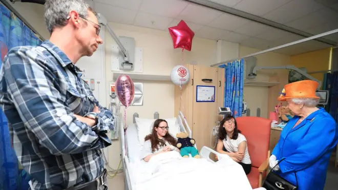 الملكة تتفقد أطفالا مصابين في المستشفى