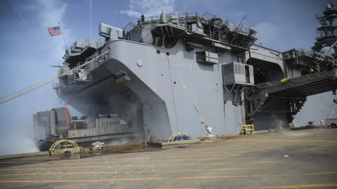 El anfibio Iwo Jima (en la foto) y el New York acompañarán en sus operaciones al portaviones Lincoln.