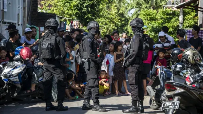 Kepolisian Republik Indonesia mengungkapkan bahwa sepanjang tahun ini, mereka telah menangkap lebih dari 100 terduga teroris di berbagai kota di Indonesia. Di sini, polisi tengah menggeledah rumah terduga anggota jaringan terkait ISIS di Surabaya, Jawa Timur, Juni 2017 lalu.