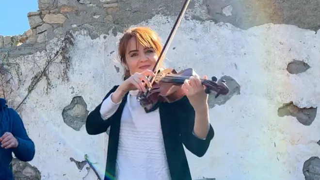 Azərbaycan Dövlət Flarmoniyası kvartetinin rəhbəri Ceyla Seyidova indi daşı daş üstündə qalmayan, səhnəsini yalnız təsəvvür etmək olan mədəniyyət evinin qalıqları arasında ilk dəfə ifa edir