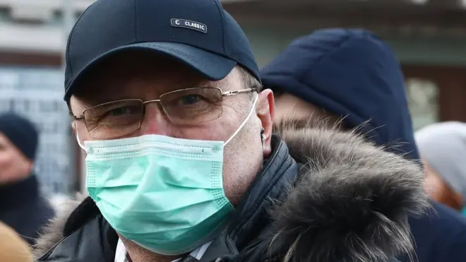 мужчина в медицинской маске