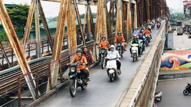 Cầu Long Biên hiện đang gánh vác trên mình cả giá trị lịch sử và giá trị kinh tế