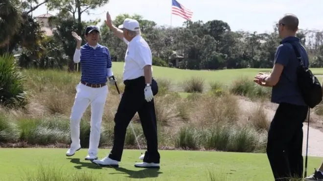 Presiden Trump bermain golf dengan Perdana Menteri Jepang Shinzo Abe (kiri) di lapangan golf di Florida, dan menjadi kebiasaan yang dilakukannya pada setiap akhir pekan sejak diangkat menjadi presiden.