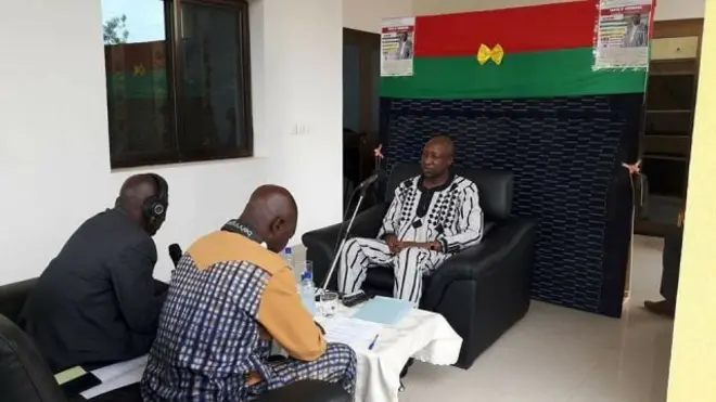 Un nœud papillon sur le drapeau fait sourire au Burkina