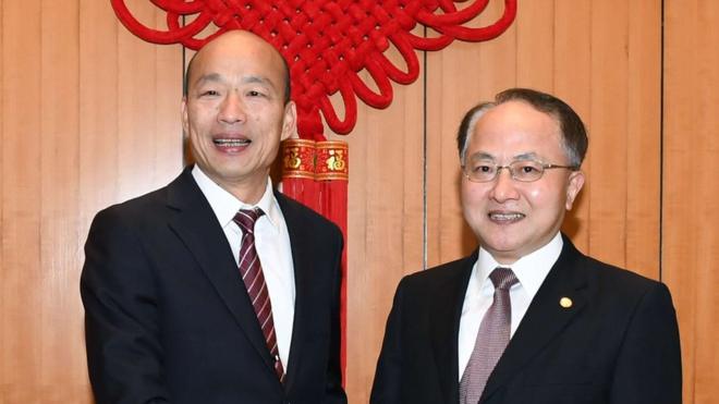 高雄市長韓國瑜拜會香港中聯辦主任引發爭議，他回應「歪嘴雞不需要挑米吃」。