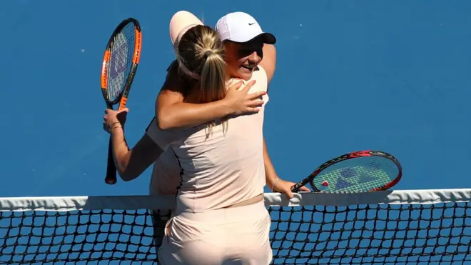 Марта Костюк вітає Еліну Світаліну після того, як Світлана виграла свій третій матч на Australian Open, 19 січня 2018 року, Австралія.