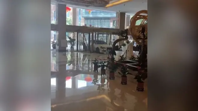 Nezadovoljan gost kineskog hotela uleteo kolima u lobi