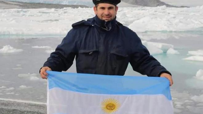 Marinheiro com bandeira da Argentinaestatistica apostas desportivasfrente a uma geleira