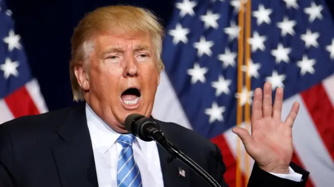 Donald Trump dando discurso en Phoenix, Arizona.