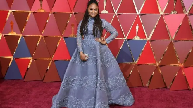 Ava DuVernay sengaja memakai gaun rancangan perancang Muslim sebagai sebuah bentuk solidaritas terhadap pelarangan masuk ke Amerika terhadap enam negara berpenduduk mayoritas Muslim.