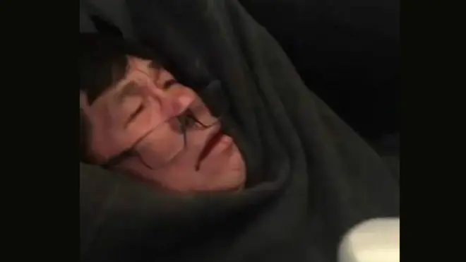 David Dao fue arrastrado por el pasillo de un vuelo de United Airlines luego de que se negó a dejar su asiento en un avión con sobrecupo.