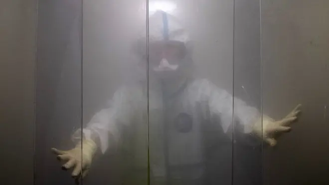 Сотрудник московской больницы им. Семашко проходит санобработку перед выходом из "красной зоны"