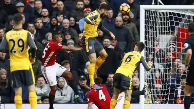 Giroud đánh đầu vào góc xa khung thành từ đường chuyền của Alex Oxlade-Chamberlain.