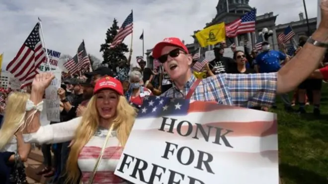 يقول محتجون إن خطوة الإغلاق غير دستورية