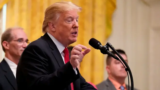 قال ترامب إنه كان يعتقد أن اتخاذ مثل هذا القرار يتطلب تعديلا دستوريا، لكنه اكتشف أنه من الممكن أن يصدر أمرا تنفيذيا