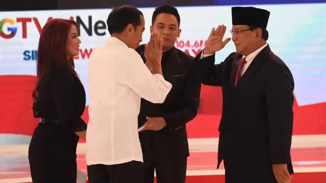 Capres nomor urut 01 Joko Widodo (kedua kiri) dan Capres nomor urut 02 Prabowo Subianto (kanan) saling memberi salam seusai debat capres 2019 disaksikan moderator di Hotel Sultan, Jakarta, Minggu (17/2/2019).