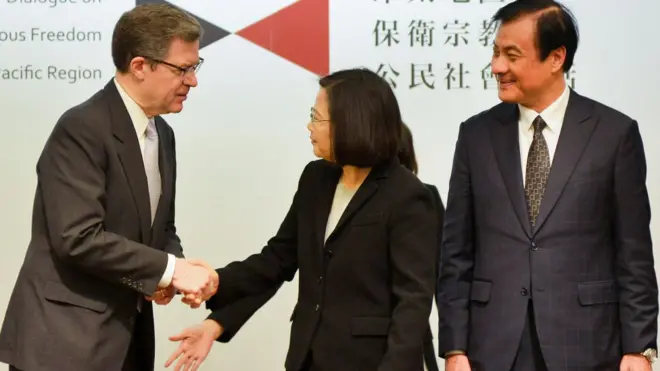 Tổng thống Đài Loan Thái Anh Văn chào đón ông Sam Brownback, đại sứ Hoa Kỳ về tự do tôn giáo, tại diễn đàn Ấn Độ-Thái Bình Dương về tự do tôn giáo ở Đài Bắc vào ngày 11/3