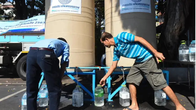 ประชาชนย่านสนามบินน้ำ จ.นนทบุรี ทยอยนำขวดพลาสติกมากรอกน้ำที่การประปานครหลวง สำนักงานนนทบุรี ซึ่งการประปานครหลวง ได้สนับสนุนน้ำประปาดื่มได้ จากน้ำประปาโรงงานผลิตน้ำมหาสวัสดิ์ที่ไม่ได้รับผลกระทบจากภาวะน้ำทะเลหนุนสูง