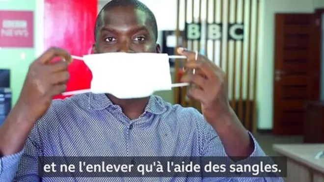 Seydina Alioune Djigo fait une démonstration du port du masque facial