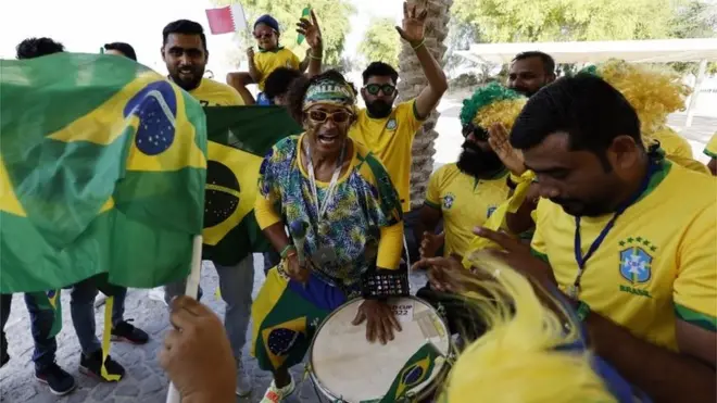 Hinchas apoyando a Brasil en Doha, Qatar