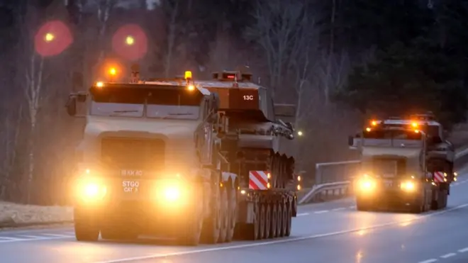 Колонна британских бронемашин Королевской валлийской боевой группы направляется в Эстонию через Лиепупе, Латвия. Британские войска и техника направляются в Эстонию для укрепления позиций НАТО в Восточной Европе