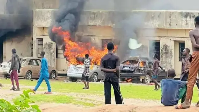 Aworan ọkọ ti awọn ọdọ dana sun niluu Lafiagi nipnlẹ Kwara