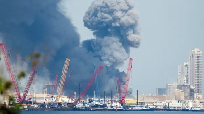 Humo sobre Manama, capital de Bahréin.