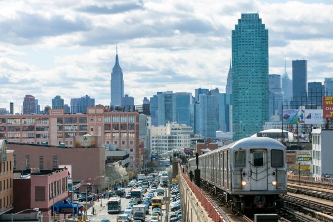Imagem mostra trem e carros em Nova York