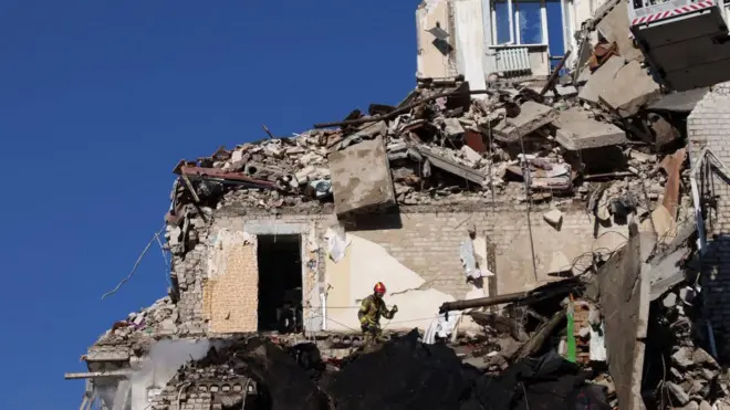 Рятувальники розбирають завали зруйнованого будинку в Києві після нічного російського удару